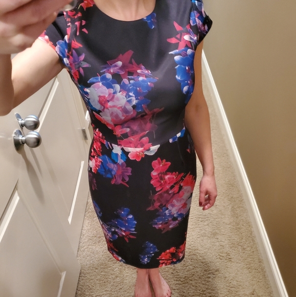 Floral capped sleeve cocktail dress - Picture 3 of 3